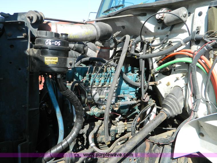 image for item B3539 1994 International 4900 semi truck