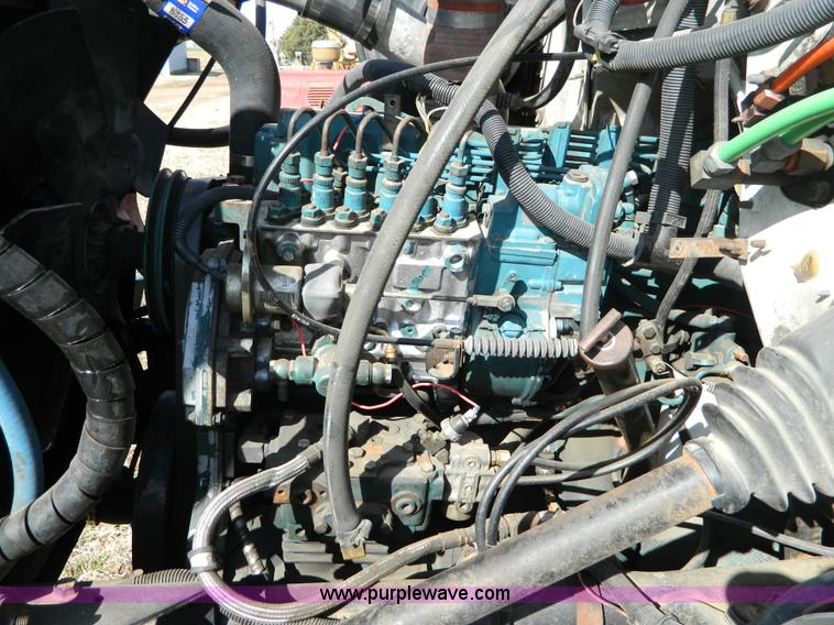 image for item B3539 1994 International 4900 semi truck