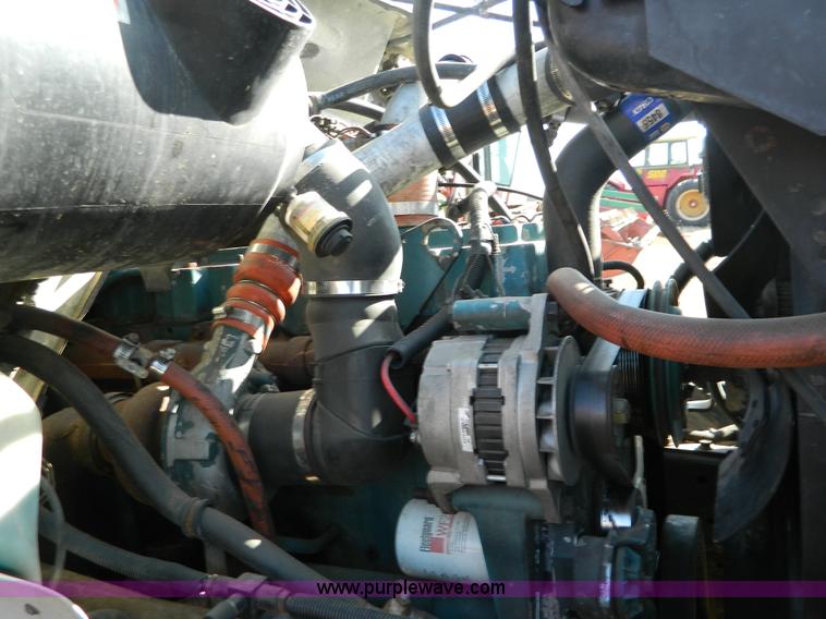 image for item B3539 1994 International 4900 semi truck