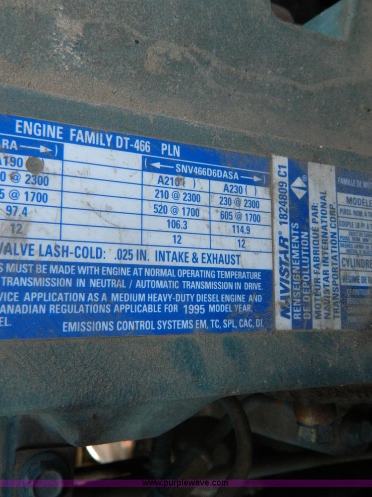 image for item B3539 1994 International 4900 semi truck