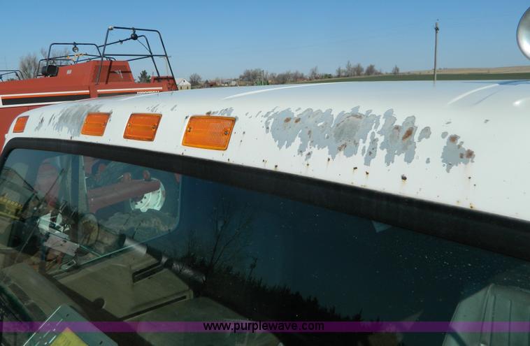 image for item B3539 1994 International 4900 semi truck