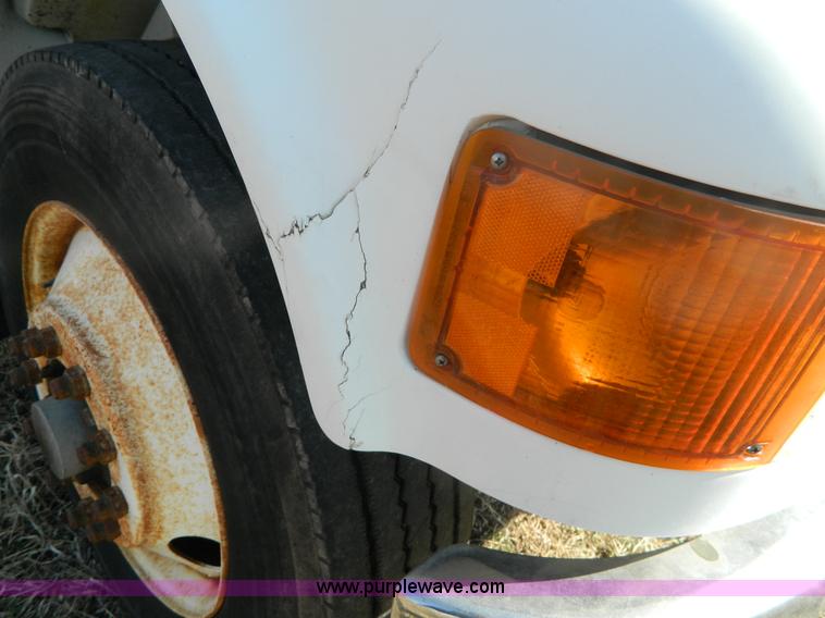 image for item B3539 1994 International 4900 semi truck