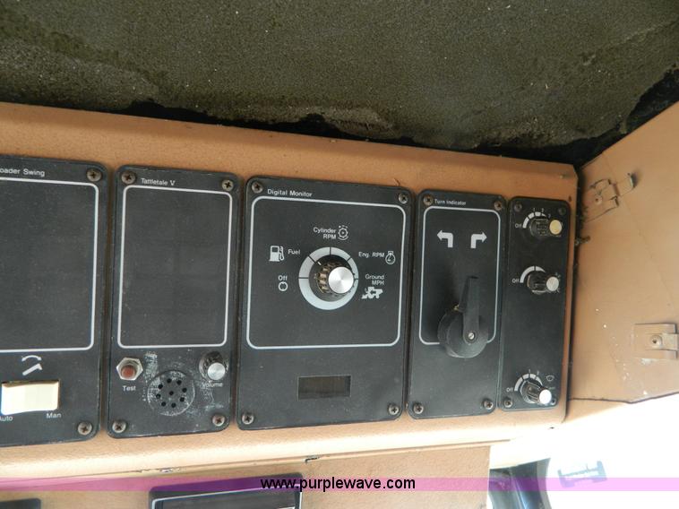 image for item B3583 1989 Gleaner R50 combine