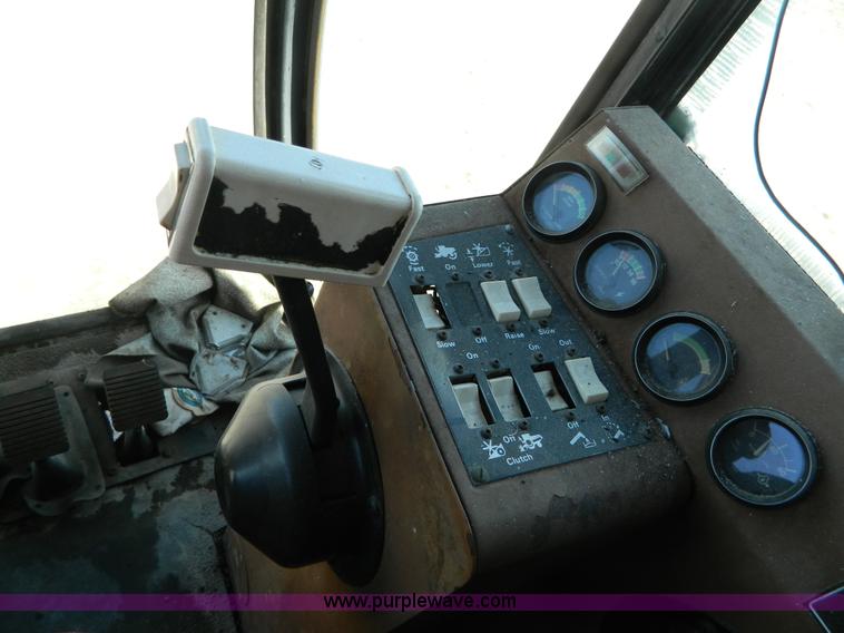 image for item B3583 1989 Gleaner R50 combine