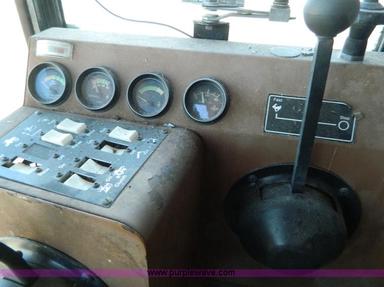 image for item B3583 1989 Gleaner R50 combine