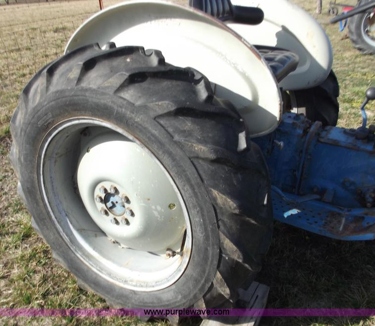 image for item D3579 1963 Ford 2000 tractor