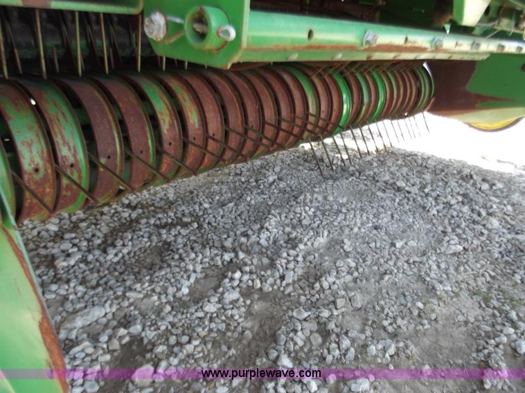 image for item D3585 John Deere 567 round baler