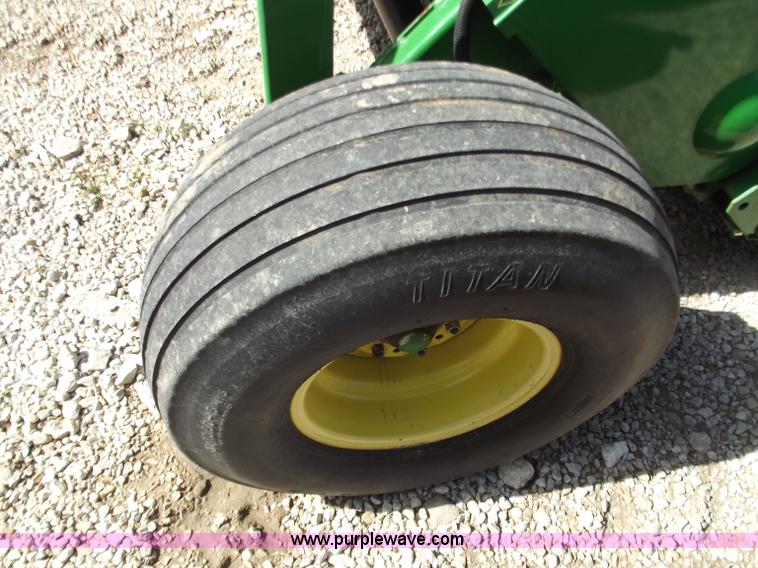 image for item D3585 John Deere 567 round baler