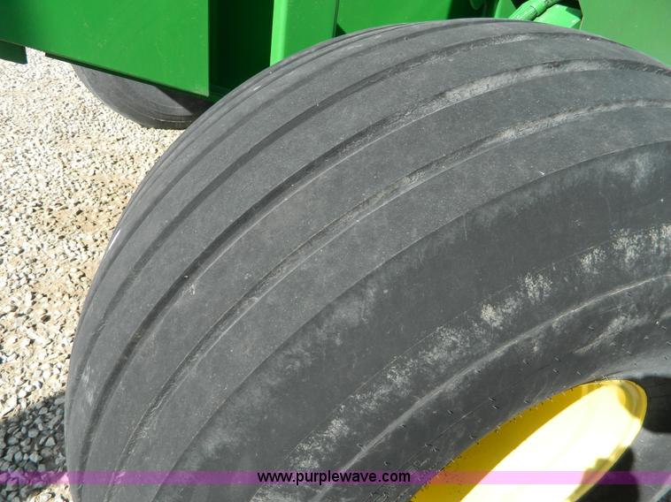 image for item D8888 John Deere 568 round baler