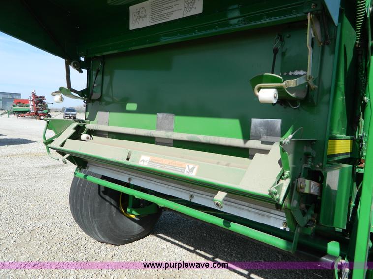 image for item D8888 John Deere 568 round baler