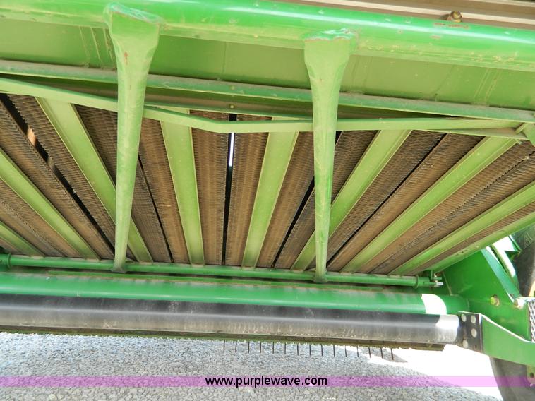 image for item D8888 John Deere 568 round baler