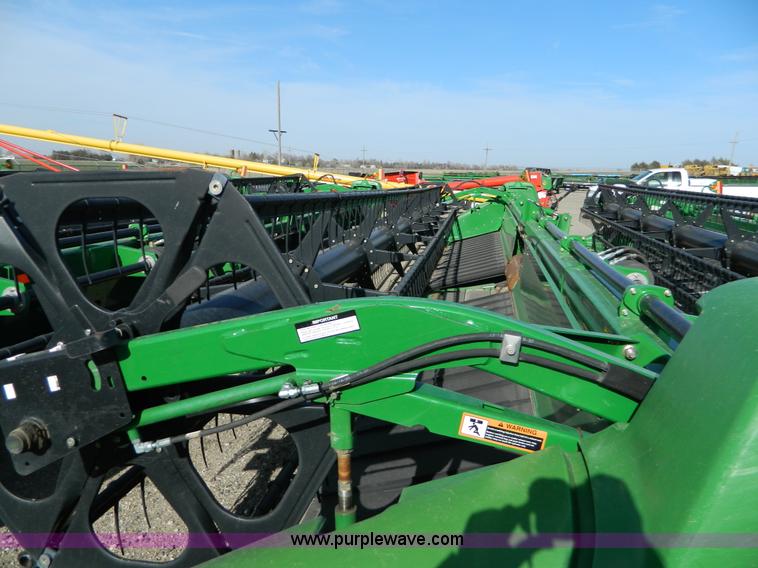 image for item D8889 2009 John Deere 635D draper header