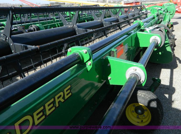 image for item D8889 2009 John Deere 635D draper header
