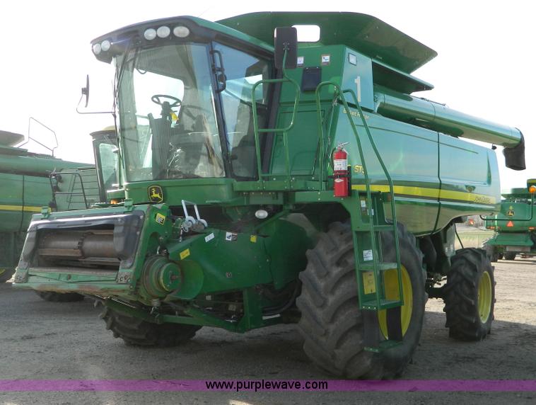 image for item D8891 2008 John Deere 9770 STS combine