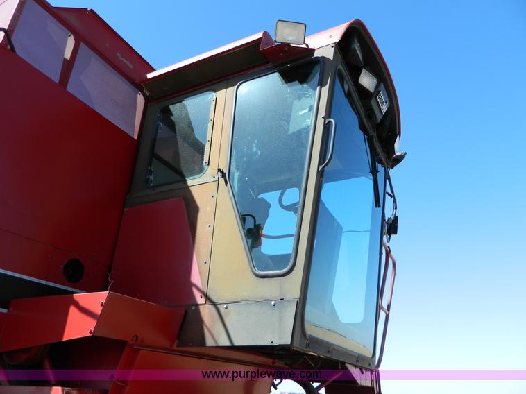 image for item D8901 1988 Case IH 1680 combine