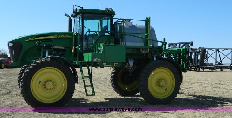 image for item D8902 2005 John Deere 4720 self propelled sprayer
