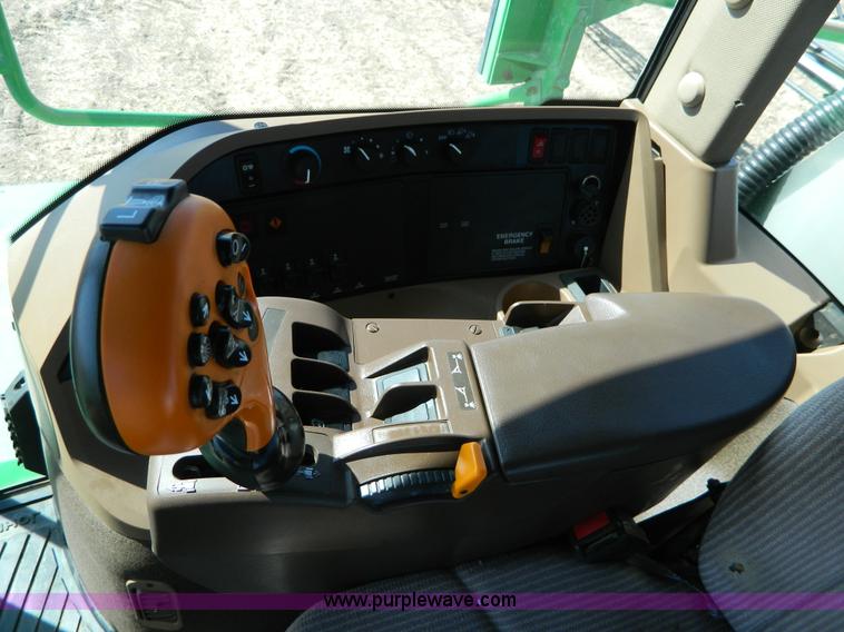 image for item D8902 2005 John Deere 4720 self propelled sprayer