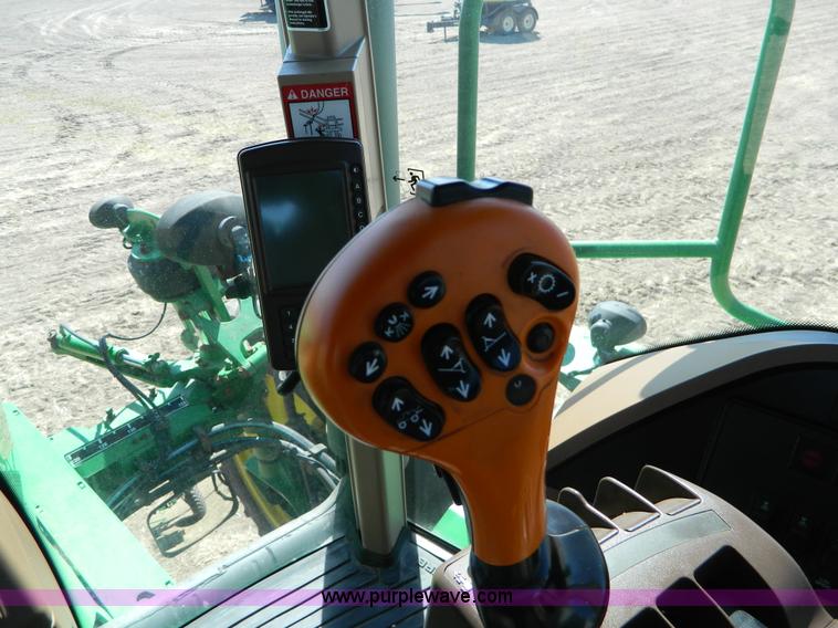 image for item D8902 2005 John Deere 4720 self propelled sprayer