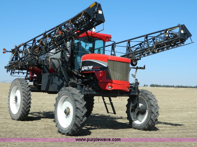 image for item D8904 2007 Apache AS1210 self propelled sprayer