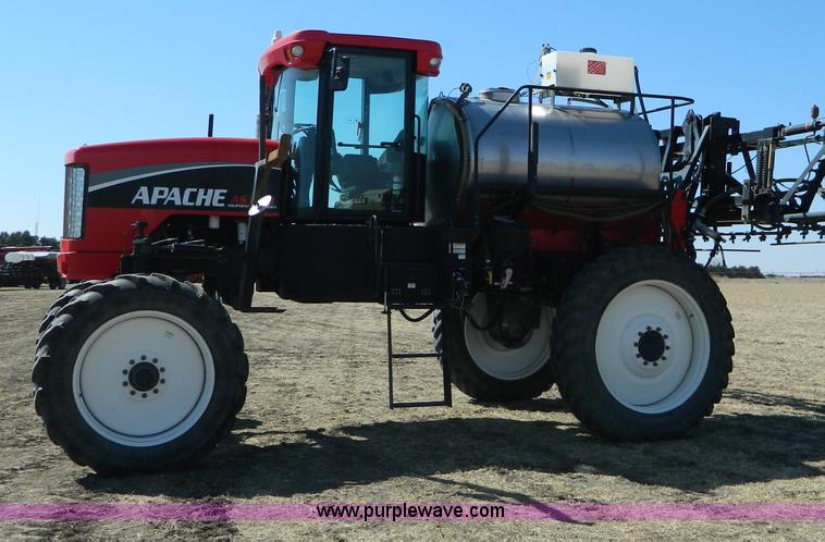 image for item D8904 2007 Apache AS1210 self propelled sprayer