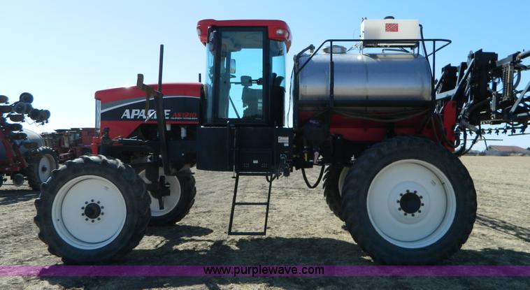 image for item D8904 2007 Apache AS1210 self propelled sprayer