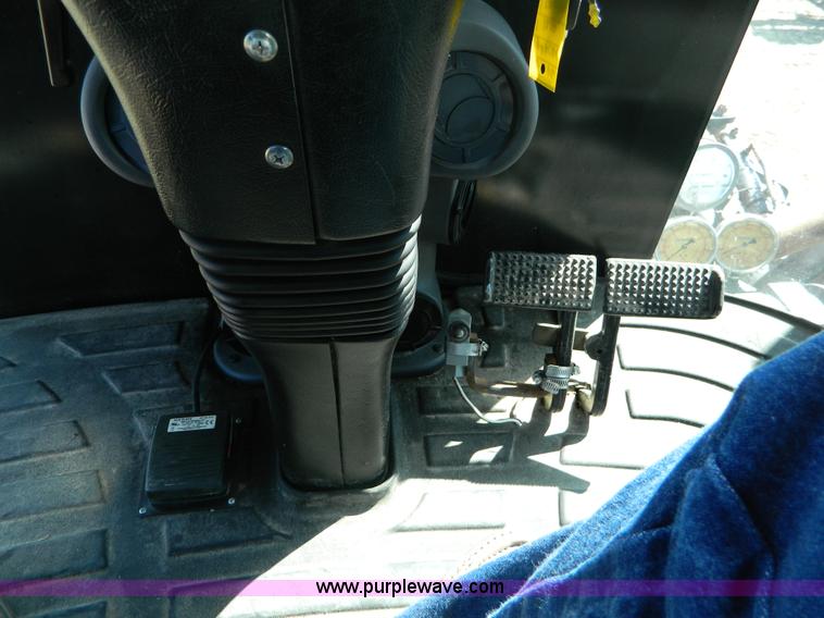 image for item D8904 2007 Apache AS1210 self propelled sprayer