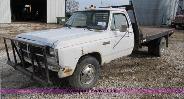 image for item B2653 1991 Dodge D350 flatbed truck