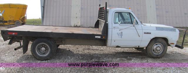 image for item B2653 1991 Dodge D350 flatbed truck