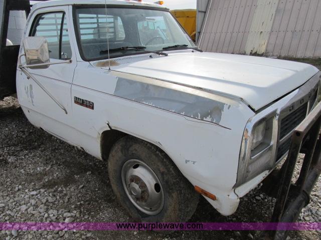 image for item B2653 1991 Dodge D350 flatbed truck