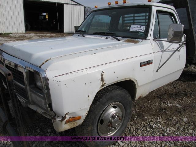 image for item B2653 1991 Dodge D350 flatbed truck