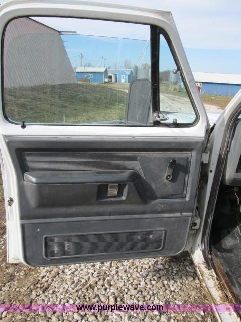 image for item B2653 1991 Dodge D350 flatbed truck