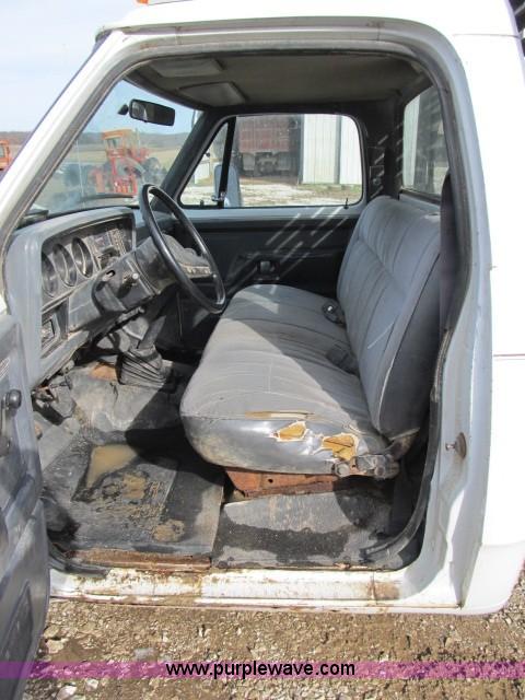 image for item B2653 1991 Dodge D350 flatbed truck