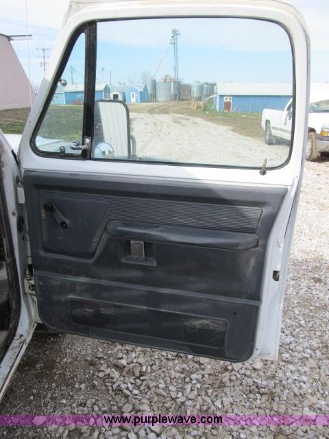 image for item B2653 1991 Dodge D350 flatbed truck