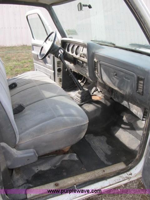 image for item B2653 1991 Dodge D350 flatbed truck