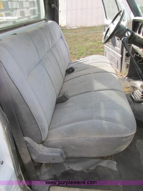 image for item B2653 1991 Dodge D350 flatbed truck