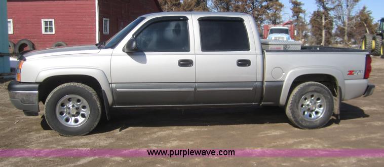 image for item B5705 2005 Chevrolet Silverado 1500 Crew Cab pickup