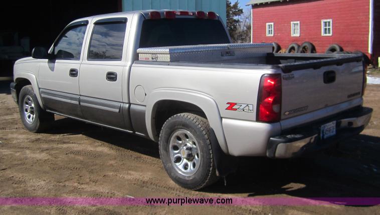 image for item B5705 2005 Chevrolet Silverado 1500 Crew Cab pickup
