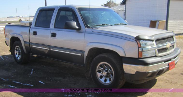 image for item B5705 2005 Chevrolet Silverado 1500 Crew Cab pickup