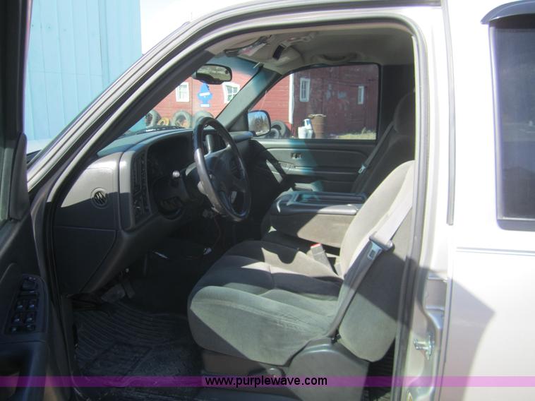 image for item B5705 2005 Chevrolet Silverado 1500 Crew Cab pickup