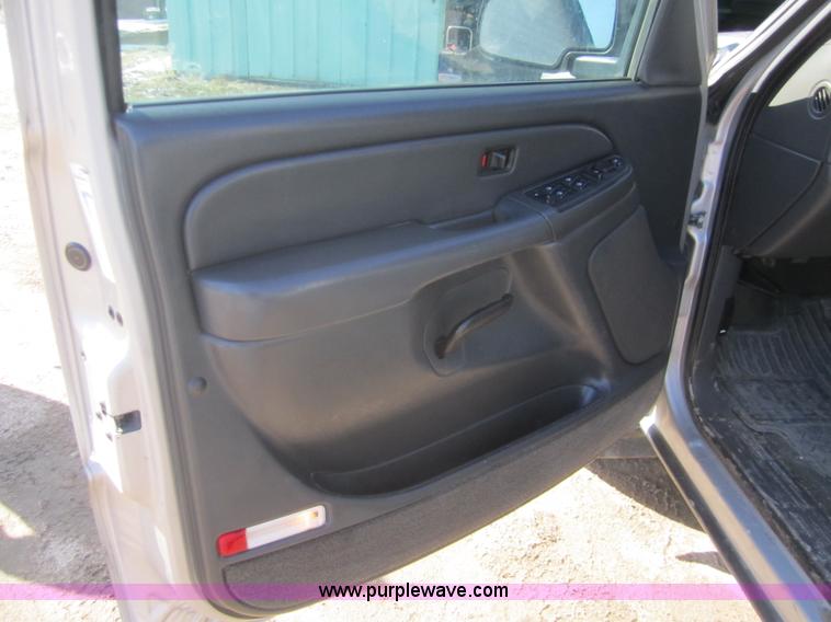 image for item B5705 2005 Chevrolet Silverado 1500 Crew Cab pickup