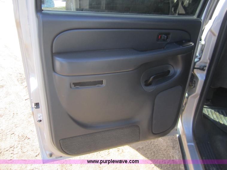 image for item B5705 2005 Chevrolet Silverado 1500 Crew Cab pickup