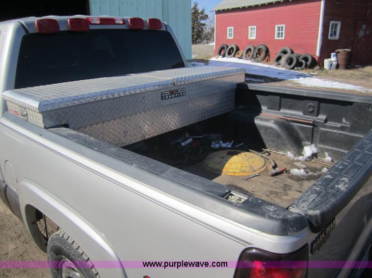 image for item B5705 2005 Chevrolet Silverado 1500 Crew Cab pickup