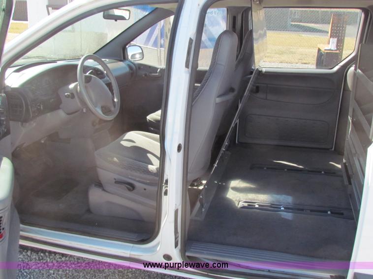 image for item B7149 2000 Dodge Caravan mini van