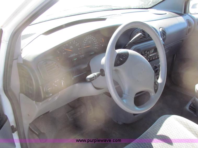 image for item B7149 2000 Dodge Caravan mini van