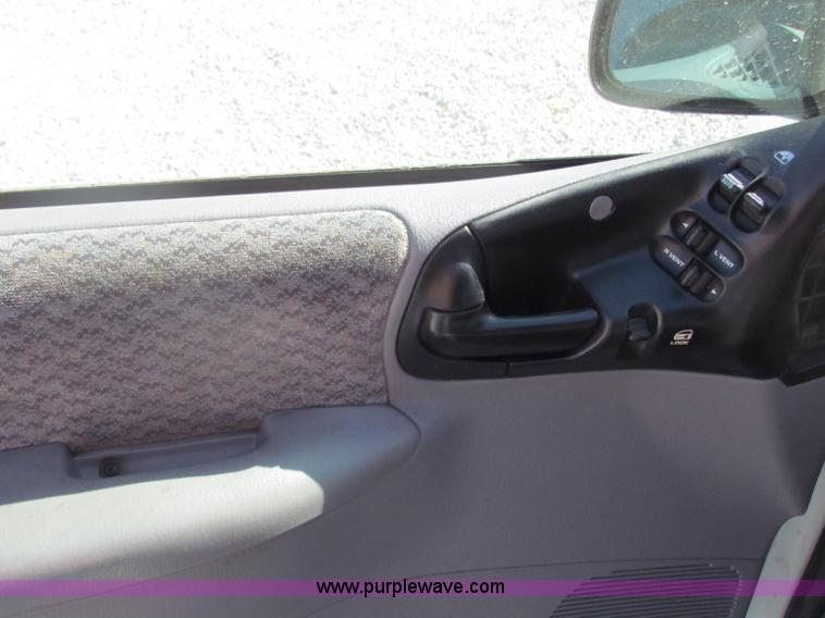 image for item B7149 2000 Dodge Caravan mini van