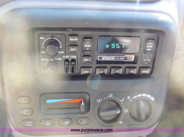 image for item B7149 2000 Dodge Caravan mini van