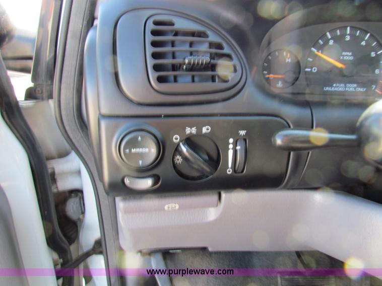image for item B7149 2000 Dodge Caravan mini van