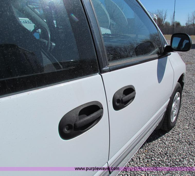 image for item B7149 2000 Dodge Caravan mini van