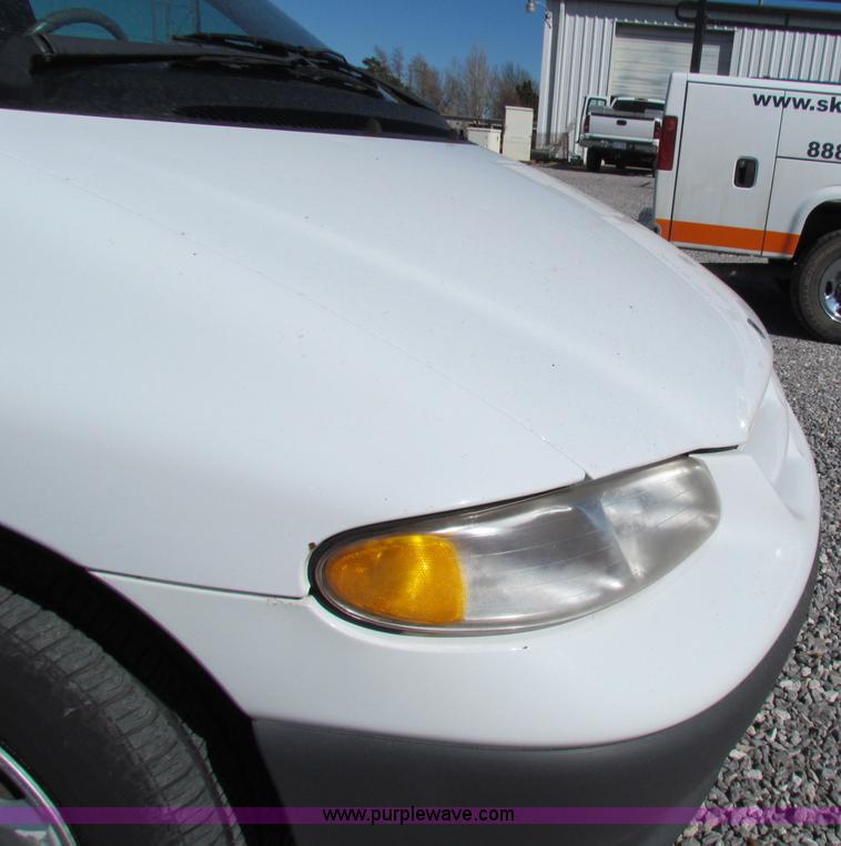 image for item B7149 2000 Dodge Caravan mini van