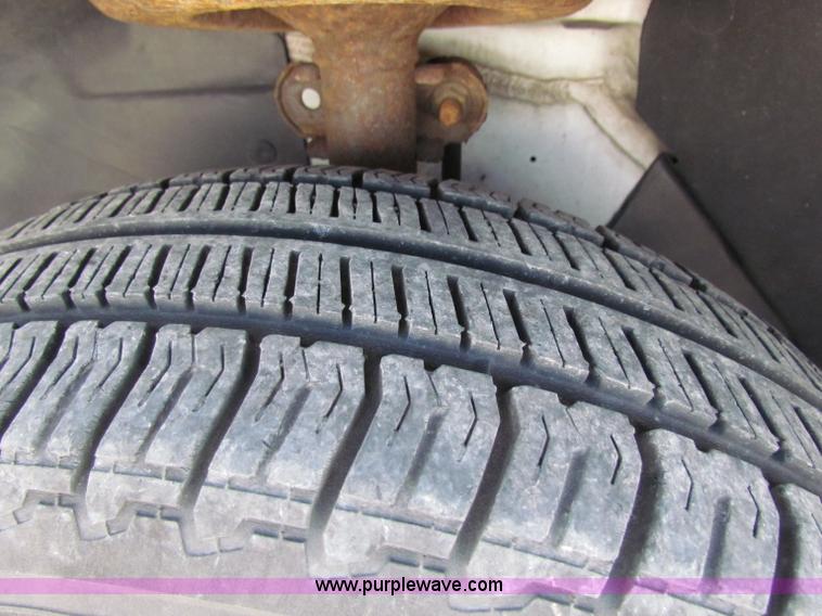 image for item B7149 2000 Dodge Caravan mini van